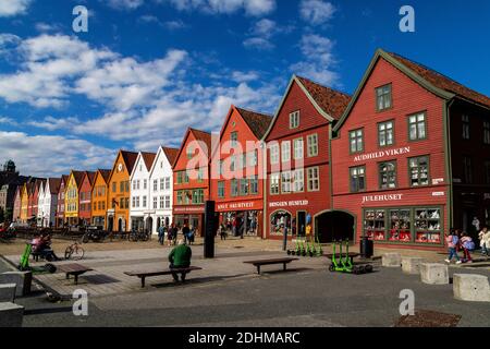 Blick auf die Reihe antiker Gebäude am UNESCO geschützten Bryggen Kai im Hafen von Bergen, Norwegen Stockfoto