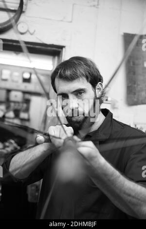 James Smith & Sons machen traditionellen Regenschirm in ihrer Werkstatt, in London, England, Großbritannien. Stockfoto