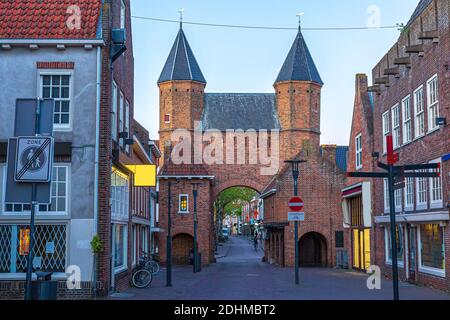 Das Beste von Amersfoort, altes Stadttor Kamperbinnenpoort in Amersfoort. Zwei Türme sind mit einem Bogentor verbunden. Stockfoto