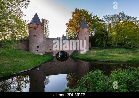 Das Beste von Amersfoort, altes Wassertor Monnikendam in Amersfoort City. Zwei Türme sind mit einem Bogentor verbunden. Stockfoto