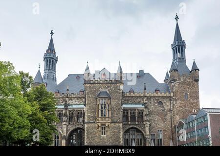 Der Aachener Dom ist ein UNESCO-Weltkulturerbe. Dramatischer Wolkenhimmel Stockfoto