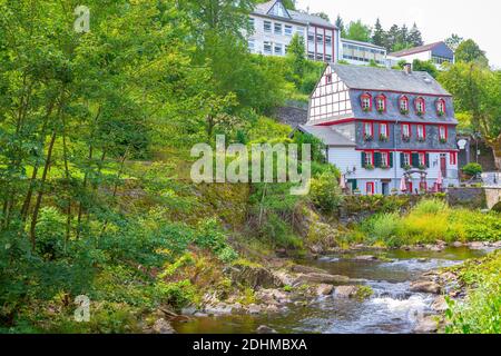 Das Beste des touristischen Dorfes Monschau, in den Hügeln der Nordeifel gelegen, im Naturpark hohes Venn – Eifel im engen Tal der Stockfoto