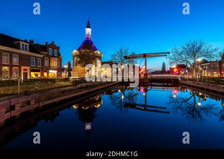 Das historische Dorf Leidschendam, in den Niederlanden am Rijn-schiekanaal während der Dämmerung Stockfoto