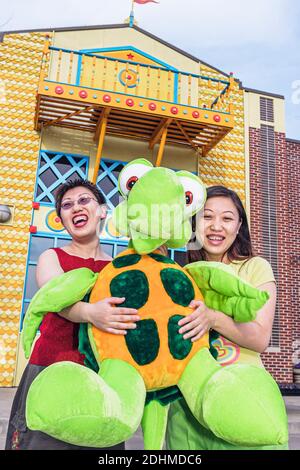 Birmingham Alabama, Splash Adventure, ehemals VisionLand Magic Adventure Theme Park, asiatische Frau weibliche Frauen riesige gefüllte Schildkröte Preis Freunde, Stockfoto