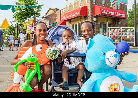 Birmingham Alabama, Splash Adventure, ehemals VisionLand Magic Adventure Theme Park, schwarze Familie Eltern Kind Mutter Vater Sohn, Preise, ausgestopfte Tiere Stockfoto