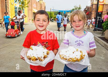 Birmingham Alabama, Splash Adventure früher VisionLand Magic Adventure Theme Park, junge Mädchen Kinder halten Trichter Kuchen Kuchen Karneval Essen, Stockfoto