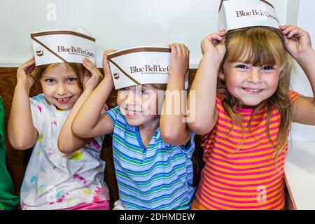 Alabama Sylacauga Blue Bell Creameries Eis Herstellung Anlage Produktion, Kinder Mädchen Tour Schule Ausflug Studenten tragen Hüte, Stockfoto