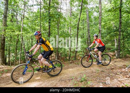 Birmingham Alabama, Oak Mountain State Park, Mountainbike-Trail Mann Frau weibliches Paar, das Fahrräder reitet, Stockfoto