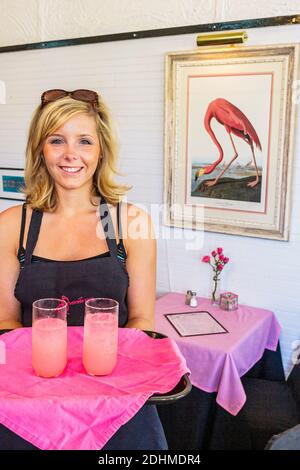 Alabama Northport The Flamingo Room Restaurant, die Kellnerin serviert rosa Limonade, Stockfoto