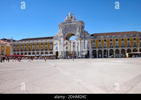 Der Praça do Comércio, auf Englisch der Handelsplatz, ist Lissabons Hauptplatz und Touristenort Stockfoto