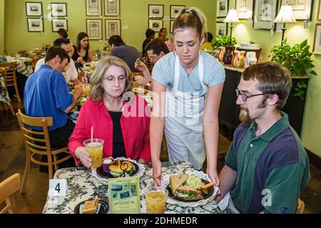 Huntsville Alabama, Covington's Downtowne Luncheon Cafe Restaurant, Kellnerin serviert Frau Frau Mann im Inneren beschäftigt, Stockfoto