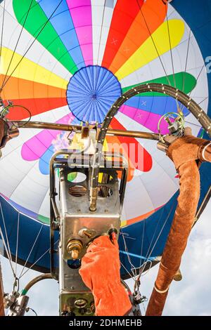 Alabama Decatur Alabama Jubilee Heißluftballon Classic, Luftballons jährliche Event-Ansicht von Gondel Handbrenner Flamme, Stockfoto