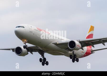 Iberia Airbus A330 Jet-Linienflugzeug EC-LUX landet am Flughafen London Heathrow, Großbritannien. International Airlines Group, IAG, im Besitz spanischer Fluggesellschaft Stockfoto