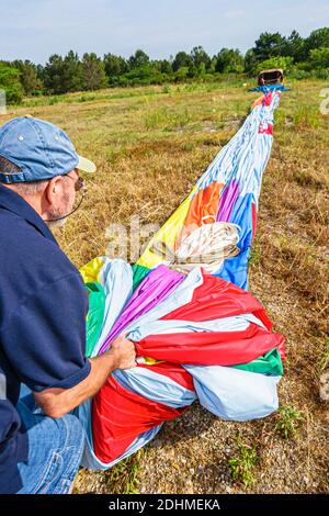 Alabama Decatur Alabama Jubilee Heißluftballon Classic, Flugbesatzung Sammeln Auffangen faltbare Teamarbeit Mann, Stockfoto