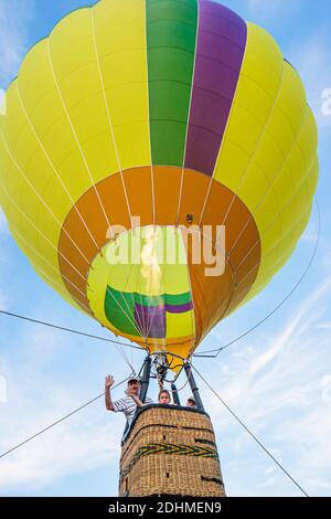 Alabama Decatur Alabama Jubilee Hot Air Balloon Classic, Point Mallard Park Balloons jährlich Tethered Ride Gondel Flamme Fahrer winken, Stockfoto