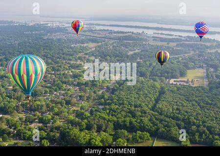 Alabama Decatur Alabama Jubilee Heißluftballon Classic, Point Mallard Park Ballons jährliche Ansicht von Gondelantenne Tennessee River, Stockfoto