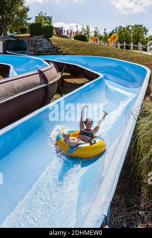 Alabama Decatur Point Mallard Park Wasserpark, Wasserrutsche Frau Frau Reiten inneren Schlauch nach unten, Stockfoto