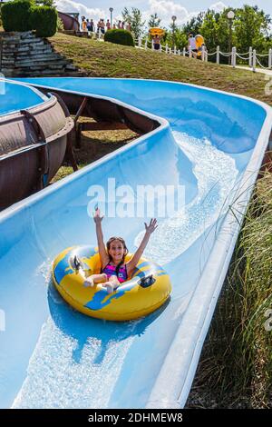 Alabama Decatur Point Mallard Park Wasserpark, Wasserrutsche Mädchen Kind Reiten inneren Schlauch nach unten, Stockfoto