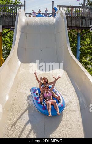 Alabama Decatur Point Mallard Park Wasserpark, Wasserrutsche, die unten reitet Teenager Teenager Teenager Mädchen, Stockfoto