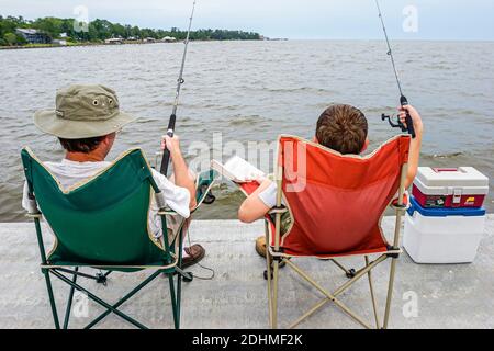 Alabama Fairhope Municipal Park Pier Mobile Bay, Vater Sohn Angeln entspannend, Stockfoto