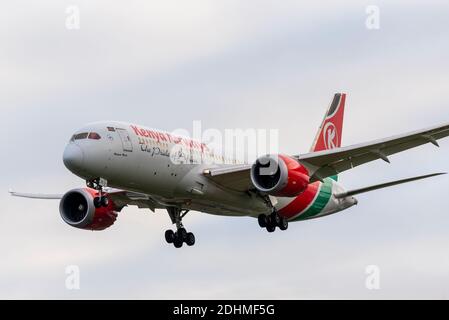 Kenya Airways Boeing 787 Dreamliner Jet Airliner Flugzeug 5Y-KZC Landung am Flughafen London Heathrow, Großbritannien. Genannt Maasai Mara. Stolz auf Afrika Stockfoto