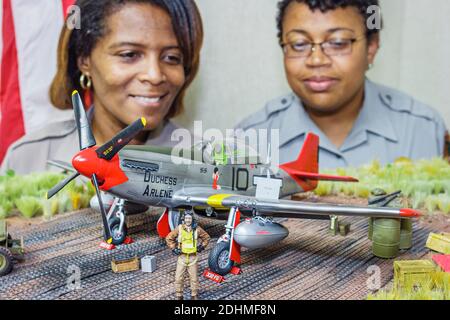 Alabama Tuskegee Airmen National Historic Site, Black World war II Airmen Heroes Model Fighter Jet, Frauen Nationalpark Ranger suchen Moton Field, Stockfoto