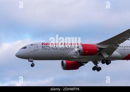 Kenya Airways Boeing 787 Dreamliner Jet Airliner Flugzeug 5Y-KZC Landung am Flughafen London Heathrow, Großbritannien. Genannt Maasai Mara. Stolz auf Afrika Stockfoto