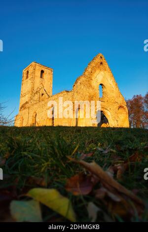 Ruinen der Kirche und des Klosters der Heiligen Katharina, bekannt als Katarínka, in der Nähe von Dechtice, Slowakei, im warmen Abendlicht. Stockfoto