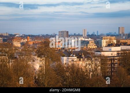 Blick auf die Skyline von London von der Spitze des Primrose Hill in Mitten im Herbst bei Sonnenuntergang Stockfoto