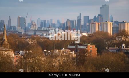 Blick auf die Skyline von London von der Spitze des Primrose Hill in Mitten im Herbst bei Sonnenuntergang Stockfoto