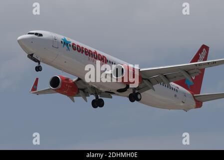 ANTALYA, TÜRKEI - 30. APRIL 2016: Der Flughafen Antalya ist eines der beliebtesten Reiseziele der Türkei und bedient mehrere Fluggesellschaften. Stockfoto