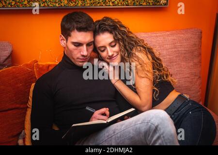 Zwei Jungs umarmen sich am Sofa Stockfoto
