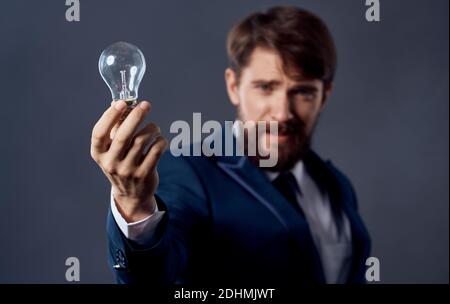 Mann Hand Erfolg Ideen Gehirn grau Hintergrund beschnitten Ansicht Stockfoto