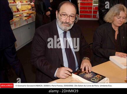 Datei Foto von Umberto Eco auf der 22. Buchmesse in Paris, Frankreich, 23. März 2002. Eco, am bekanntesten für seinen Roman der Name der Rose, ist im Alter von 84 Jahren gestorben. Seine Familie sagt, dass er am späten Freitag in seiner Wohnung gestorben ist. The Name of the Rose wurde 1989 in einem Film mit dem schottischen Schauspieler Sean Connery gedreht. Eco, der auch den Roman Foucaults Pendulum schrieb, veröffentlichte weiterhin neue Werke, und Year Zero erschien letztes Jahr. Foto von Giancarlo Gorassini/ABACAPRESS.COM Stockfoto