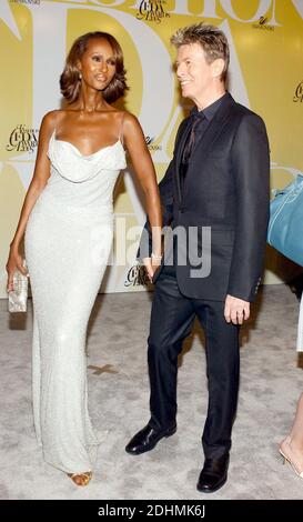 Datei : der britische Sänger David Bowie und seine Frau, das in Somalia geborene Topmodel Iman, kommen zur CFDA Fashion Awards Zeremonie 2005, die am Montag, den 6. Juni 2005 in der Public Library in New York City, NY, USA, stattfand. Der legendäre Sänger David Bowie ist im Alter von 69 Jahren gestorben, nachdem er 18 Monate lang heimlich gegen Krebs gekämpft hatte. Der Star, der letzte Woche ein neues Album veröffentlichte, war bekannt als Schöpfer des Glam Rock und einer der erfolgreichsten Künstler des 20. Jahrhunderts. Foto von Nicolas Khayat/ABACA. Stockfoto