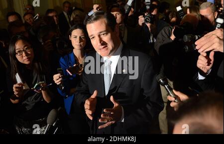 File photo : File photo : Senator Ted Cruz (R-TX) spricht zu den Medien, nachdem die Senatsleiter eine Vereinbarung zur Beendigung der Regierungsabschaltung im US-Kapitol am 16. Oktober 2013 in Washington, DC, USA angekündigt haben. Der republikanische Senator Ted Cruz hat bestätigt, dass er 2016 für die US-Präsidentschaft kandidieren wird und damit der erste Republikaner ist, der seine Kampagne erklärt. Der 44-jährige Texan wird seine Pläne am Montag in einer Rede an der Liberty University in Virginia ausführlich darlegen. Der texanische Senator Ted Cruz hat die republikanischen Wahlauswahlen in Iowa gewonnen, die erste Wahl bei den US-Präsidentschaftswahlen 2016. Er nahm 28% der Republikaner Stockfoto