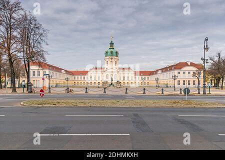 Berlin, Deutschland - 13. November 2020: Schloss Charlottenburg, eine ehemalige Sommerresidenz der Hohenzollern, das von der P Stockfoto