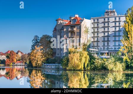 Berlin, Deutschland - 7. November 2020: Ufer des Lietzen-Sees mit Gebäuden des Bootshauses Stella, der Pension Kammern am See und des Ringhotels Seehof Stockfoto