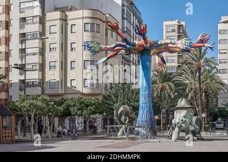 Denkmal für die Menaoret mit farbigen Händen und Skulpturen von Menaorets mit Hanf in der Huerto Sogueros Fußgängerzone, Castellon, Spanien. Stockfoto