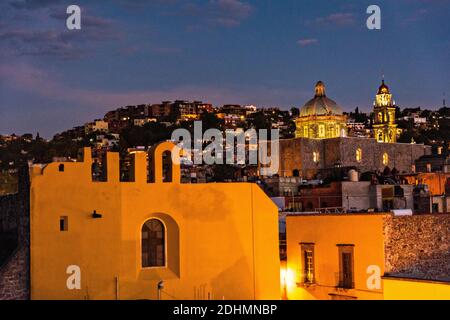 Dämmerung über dem historischen spanischen Kolonialviertel von San in Miguel de Allende, Guanajuato, Mexiko. Stockfoto