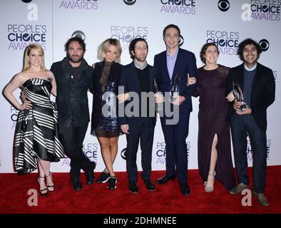Besetzung der Big Bang Theory TV-Show Melissa Rauch, Johnny Galecki, Kaley Cuoco, Simon Helberg, Jim Parsons, Mayim Bialik und Kunal Nayyar beim People's Choice Awards 2016 Press Room im Microsoft Theater L.A. Live in Los Angeles, CA, USA am 6. Januar 2016. Foto von Lionel Hahn/ABACAPRESS.COM Stockfoto