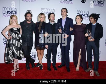 Besetzung der Big Bang Theory TV-Show Melissa Rauch, Johnny Galecki, Kaley Cuoco, Simon Helberg, Jim Parsons, Mayim Bialik und Kunal Nayyar beim People's Choice Awards 2016 Press Room im Microsoft Theater L.A. Live in Los Angeles, CA, USA am 6. Januar 2016. Foto von Lionel Hahn/ABACAPRESS.COM Stockfoto