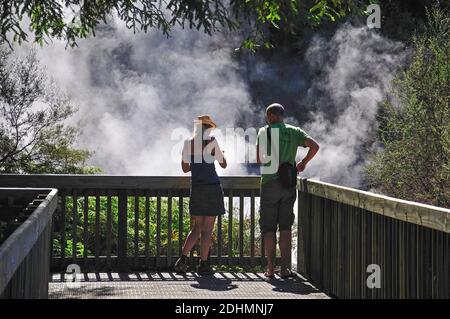 Aussichtsplattform für heiße Schlammpfützen, Waiotapu, in der Nähe von Rotorua, Bucht von viel Region, Nordinsel, Neuseeland Stockfoto