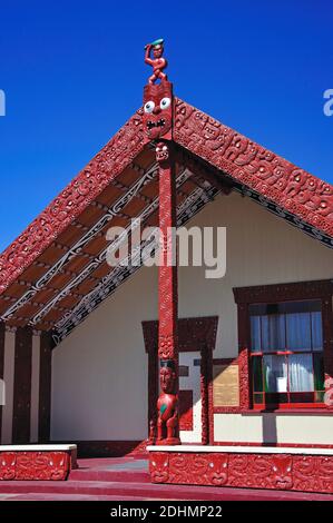 Haus der Begegnung (Wharenui), Whakarewarewa Thermal Village leben, Rotorua, Bay of Plenty, North Island, Neuseeland Stockfoto