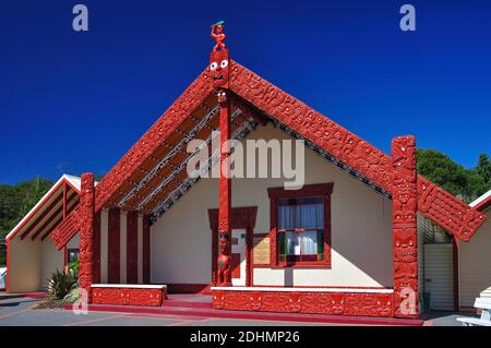 Haus der Begegnung (Wharenui), Whakarewarewa Thermal Village leben, Rotorua, Bay of Plenty, North Island, Neuseeland Stockfoto