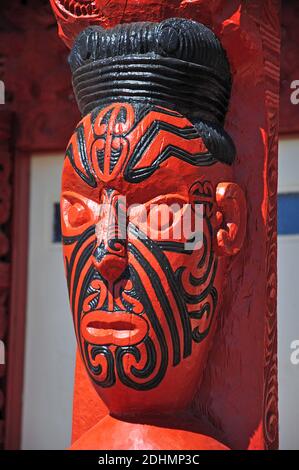 Schnitzereien auf Haus der Begegnung (Wharenui), Whakarewarewa Thermal Village leben, Rotorua, Bay of Plenty, North Island, Neuseeland Stockfoto