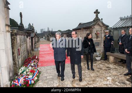 Der französische Präsident Francois Hollande wird von der Tochter von Francois Mitterrand, Mazarine Pingeot, und dem Sohn von Francois Mitterrand, Gilbert Mitterrand, begrüßt, als er am 8. Januar 2016 zu einer Zeremonie anlässlich des 20. Todestages des ehemaligen Präsidenten Francois Mitterrand auf dem Grands Maisons Friedhof in Jarnac, Südwestfrankreich, eintrifft. Foto von Pool/ABACAPRESS.COM Stockfoto