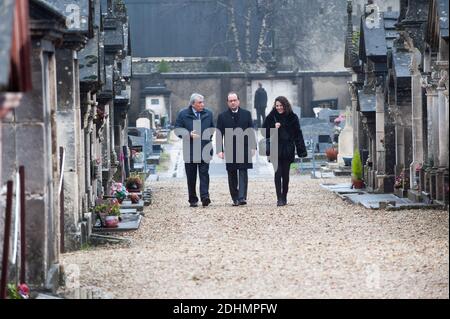 Der französische Präsident Francois Hollande wird von der Tochter von Francois Mitterrand, Mazarine Pingeot, und dem Sohn von Francois Mitterrand, Gilbert Mitterrand, begrüßt, als er am 8. Januar 2016 zu einer Zeremonie anlässlich des 20. Todestages des ehemaligen Präsidenten Francois Mitterrand auf dem Grands Maisons Friedhof in Jarnac, Südwestfrankreich, eintrifft. Foto von Pool/ABACAPRESS.COM Stockfoto