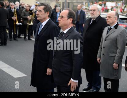 Der französische Präsident Francois Hollande, Bürgermeister von Montrouge Jean-Loup Metton, Staatssekretär für Veteranen und Gedenken Jean-Marc Todesschini und Innenminister Bernard Cazeneuve bei einer Ehrung zu Ehren der verstorbenen Polizistin Clarissa Jean-Philippe, die am 9. Januar 2016 bei den letztjährigen Anschlägen in Montrouge südlich von Paris, Frankreich, ums Leben kam. Foto von Christian Liewig/ABACAPRESS.COM Stockfoto