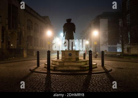 Nebel hängt über Bristol's Central Library und Statue von Raja RAM Mohan Roy bei einer Herbstnacht auf College Green. Stockfoto